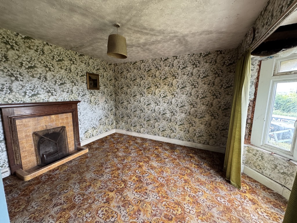 Lot: 141 - DETACHED BUNGALOW FOR IMPROVEMENT AND REPAIR - Living room